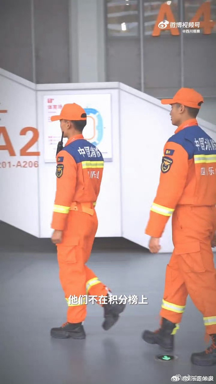 川超赛场背后的无名英雄 📢广播室工作人员用声音传递信息，通知赛事安排、提醒观众