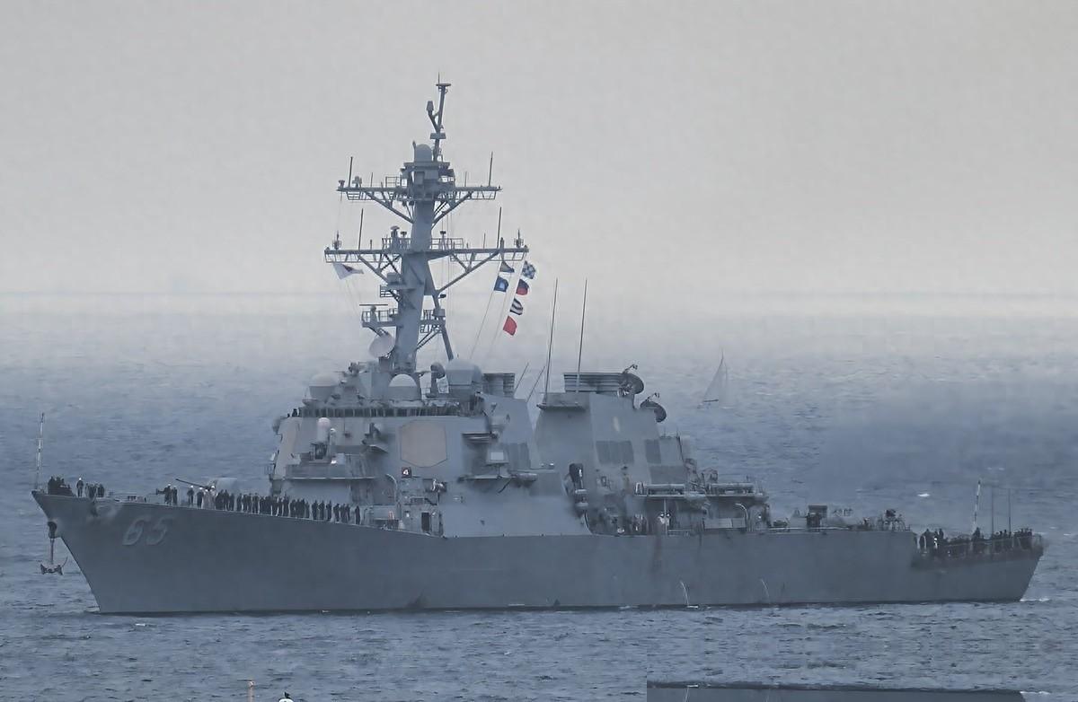 美国海军到底怎么了？驱逐舰断水断电，300多名官兵被困，美军不可战胜的神话真要破