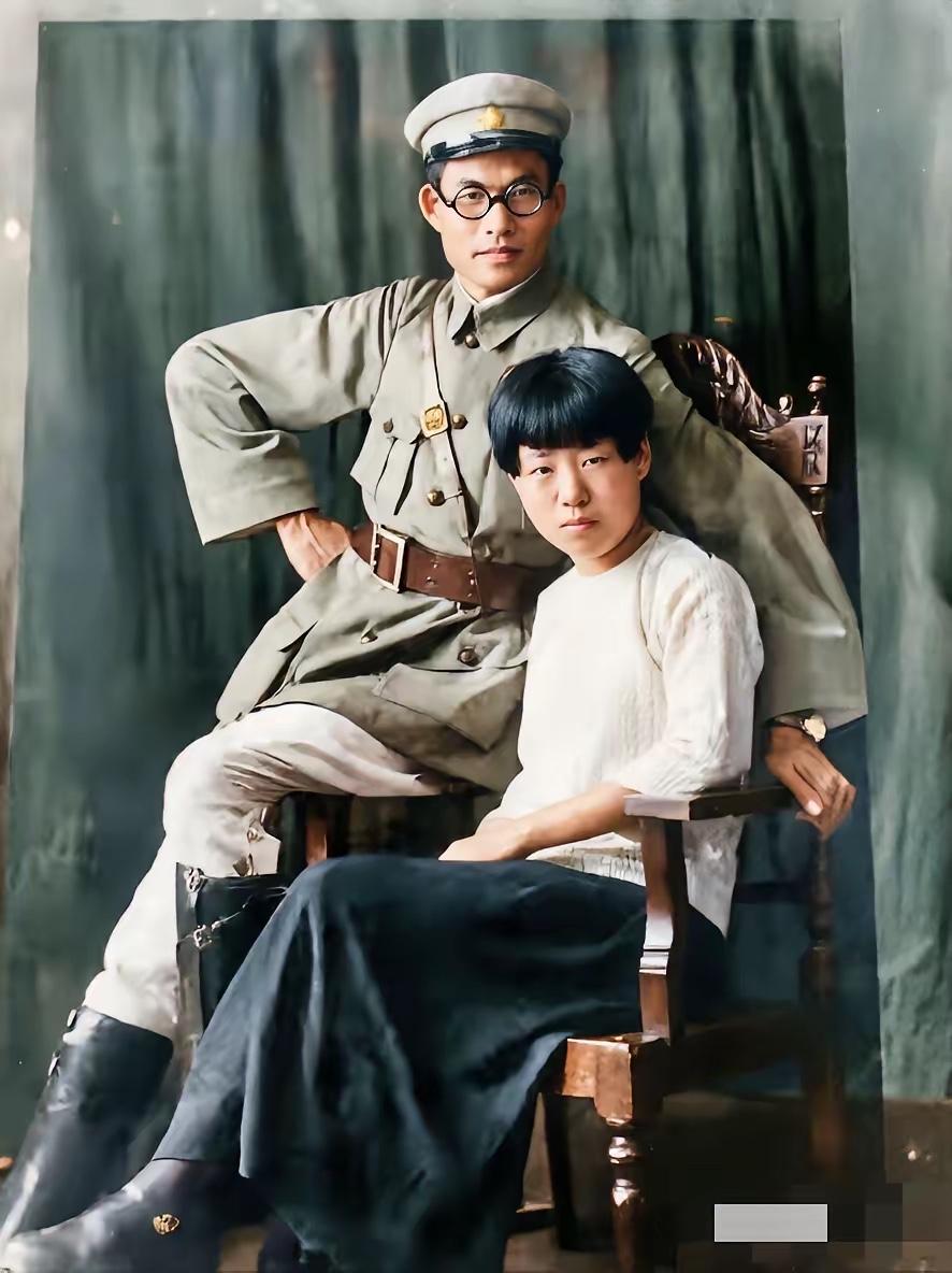 她首任丈夫是开国大将，后来嫁给副省长，儿子是中将，儿媳是歌唱家，家喻户晓
考考你