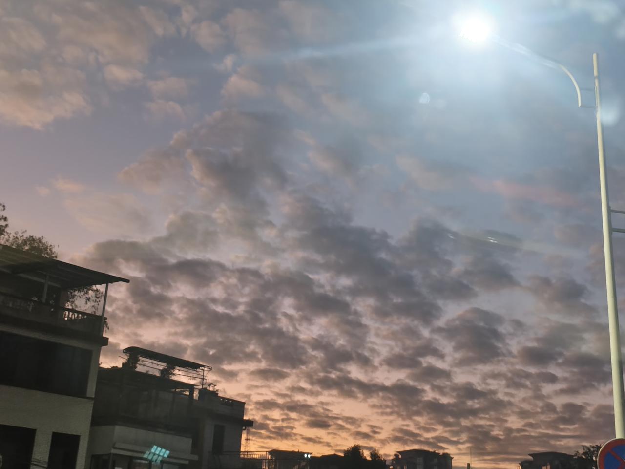 这是我昨天下班的时候看到天边的云彩。

今天的这个云彩有点黑，一团一团的， 明明