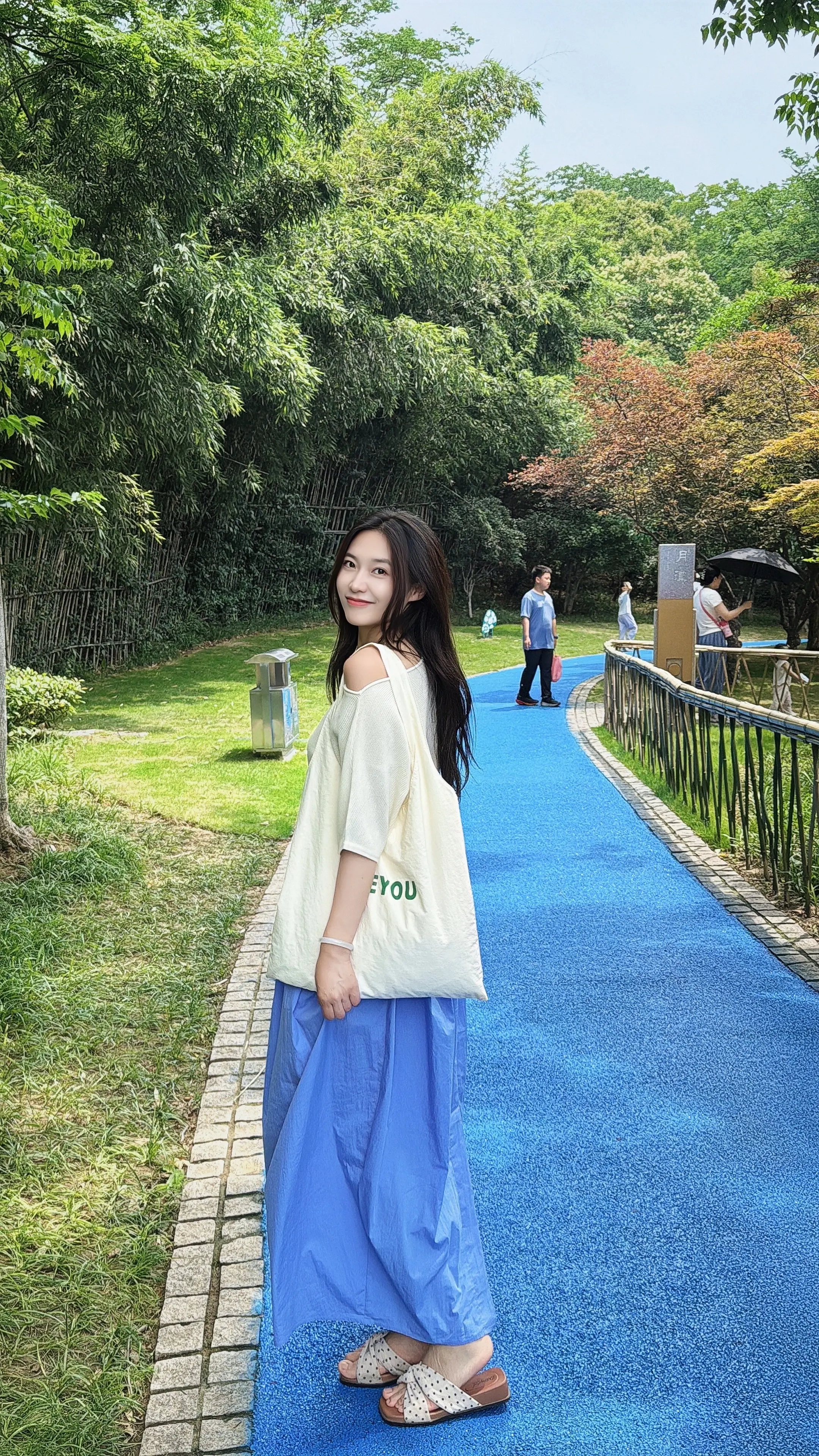雨会停，天会晴 雨后的泥土香，无人打扰的静谧 被植物拥抱的夏天永远浪漫