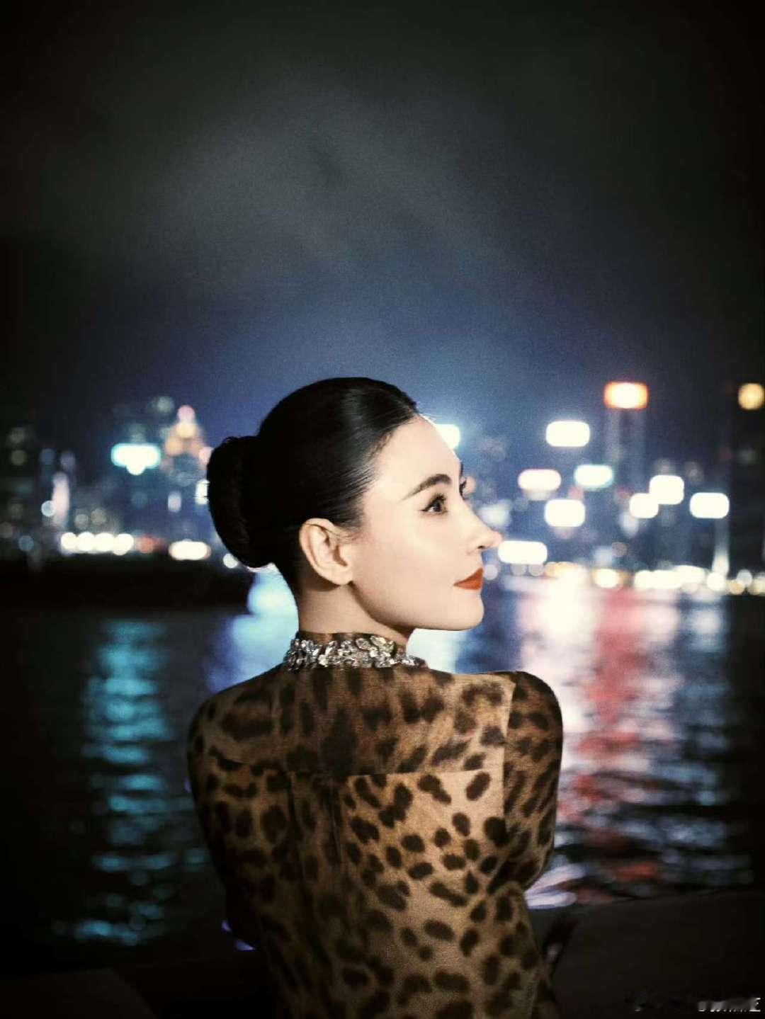 张柏芝港风豹纹张柏芝豹纹造型张柏芝豹纹加身，港风气质拉满。于水边伫立，似一幅绝美