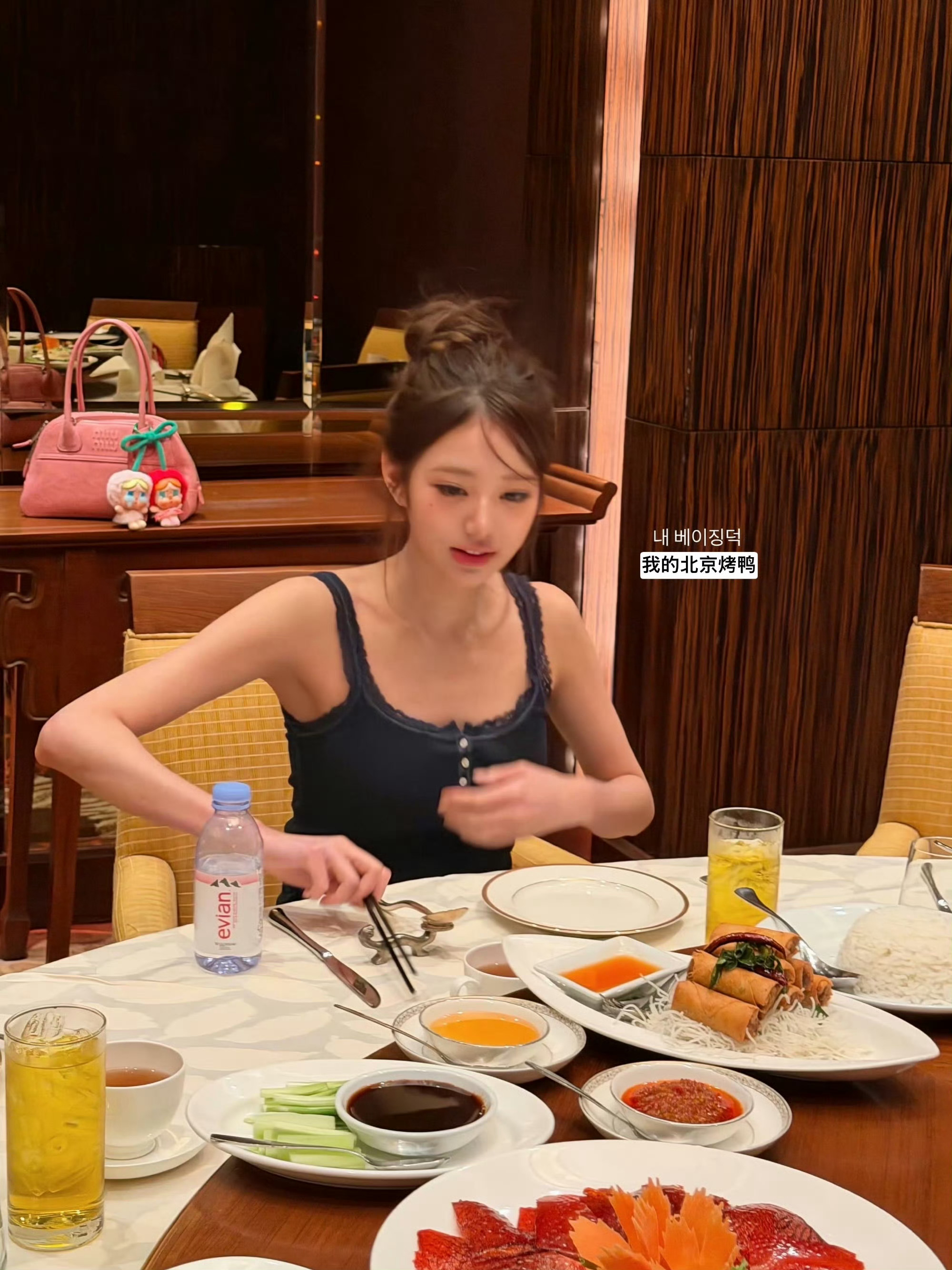 张元英晒烤鸭吃播我再也不会研究出片场景了！！怎么人家吃烤鸭就能出片祈愿下辈子让我