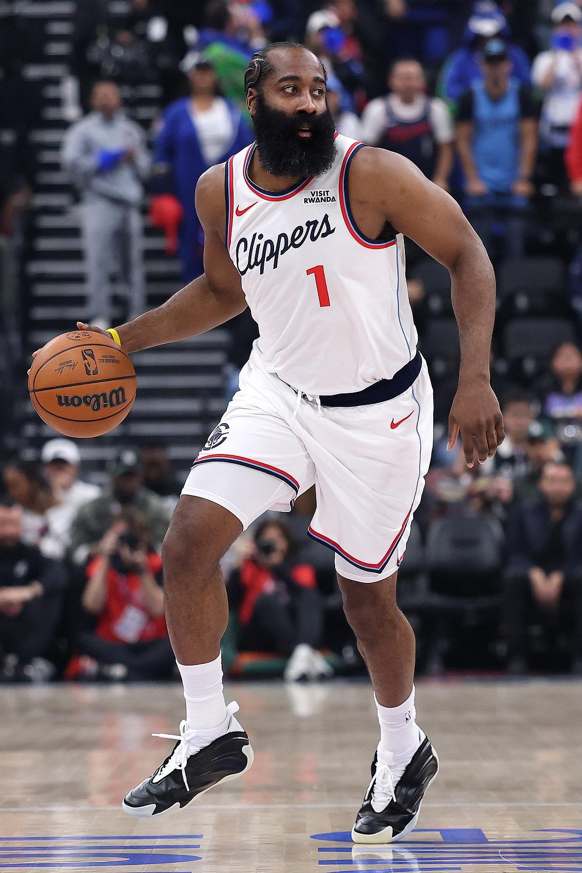 哈登第一节延续此前火爆的状态，单节轰下17分。对手及时调整，采取对哈登包夹的战术