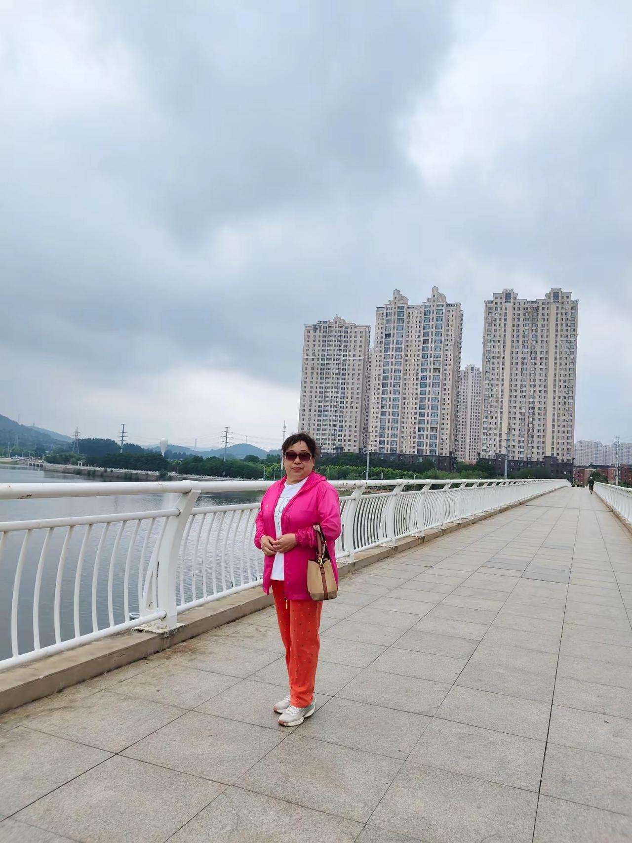 六月最后一天，我们来到滨河路，拍东湖一号水滴模型，留下夏日美好。
