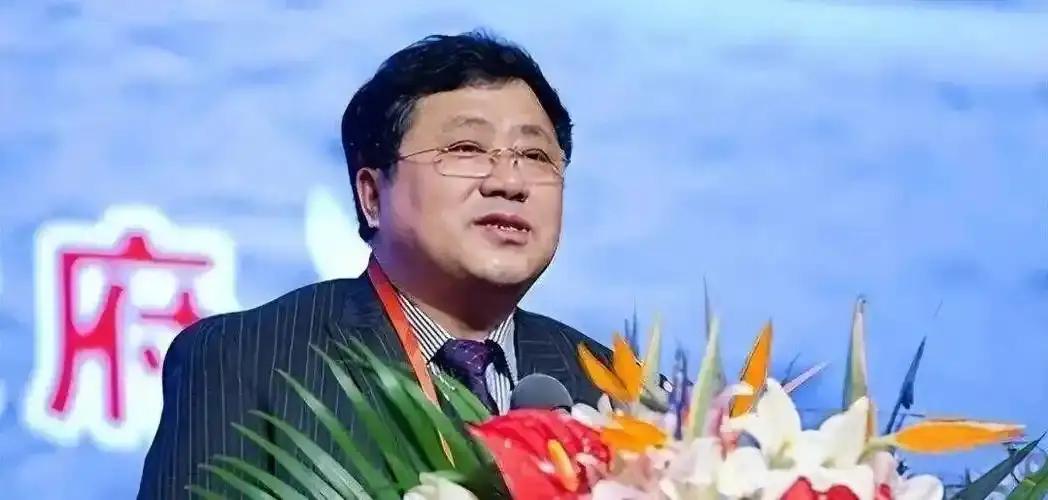 照片上这个男人叫赵锡永，他因冒充国家高级干部被捕，却因“不收钱的骗子”人设成为网