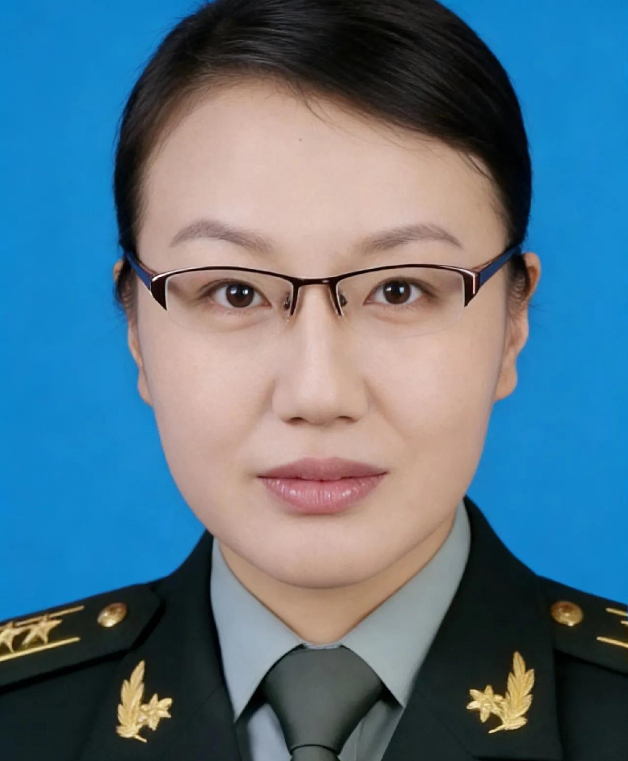 李莉，1969年10月生，山东济南人，军事学博士，教授，大校军衔，著名军事专家。