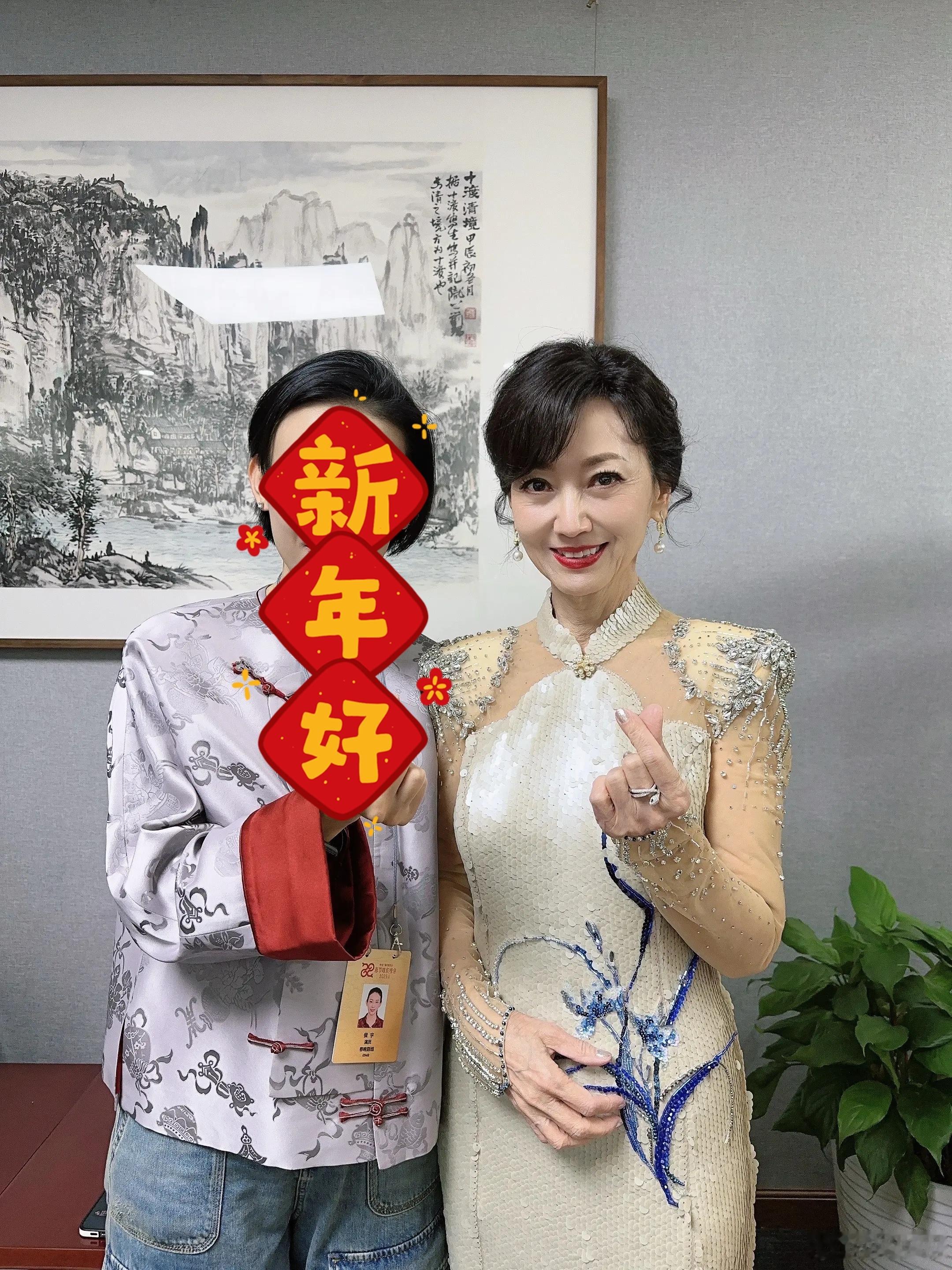 赵雅芝叶童后台合影，期待小品《借伞》~ 