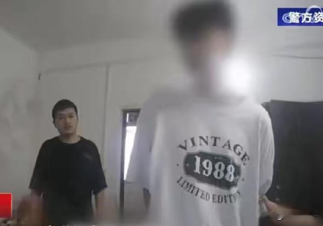 四川，女子半夜起床看到15岁的儿子正在低俗的网站，丝毫没有留意妈妈走进来。再看看