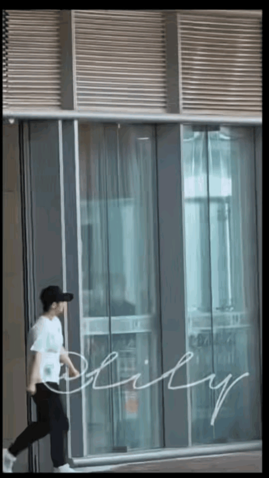 莎莎安全降落，走的VIP通道，
是不是瘦了啊？
怎么感觉纤细了呢？
白色t桖，黑