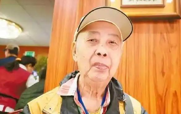 挨打了才想来中国的好！2024年，87岁华裔老人在美国被揍3次后，终于忍无可忍，