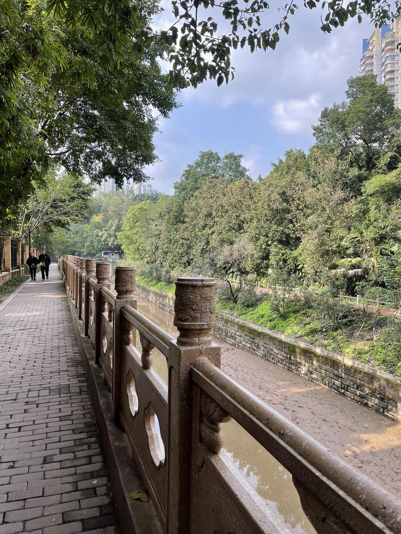 分享一张你在重庆的照片重庆九龙坡西郊的桃花溪，沿河一路，风景不错，还很安静，重庆