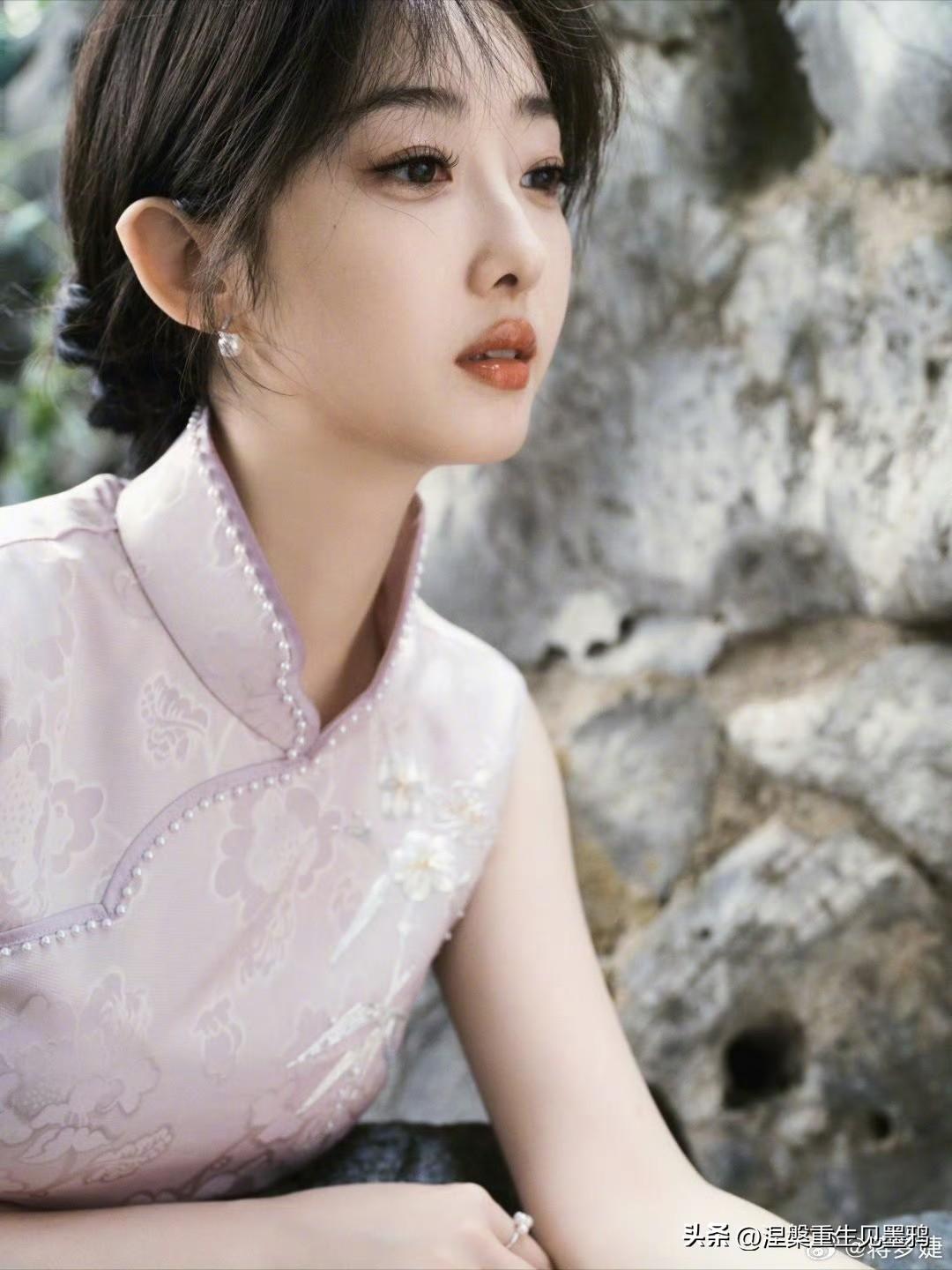 蒋梦婕这组旗袍写真美到出圈，一抬眼就是民国大小姐既视感

蒋梦婕最新释出的金陵园