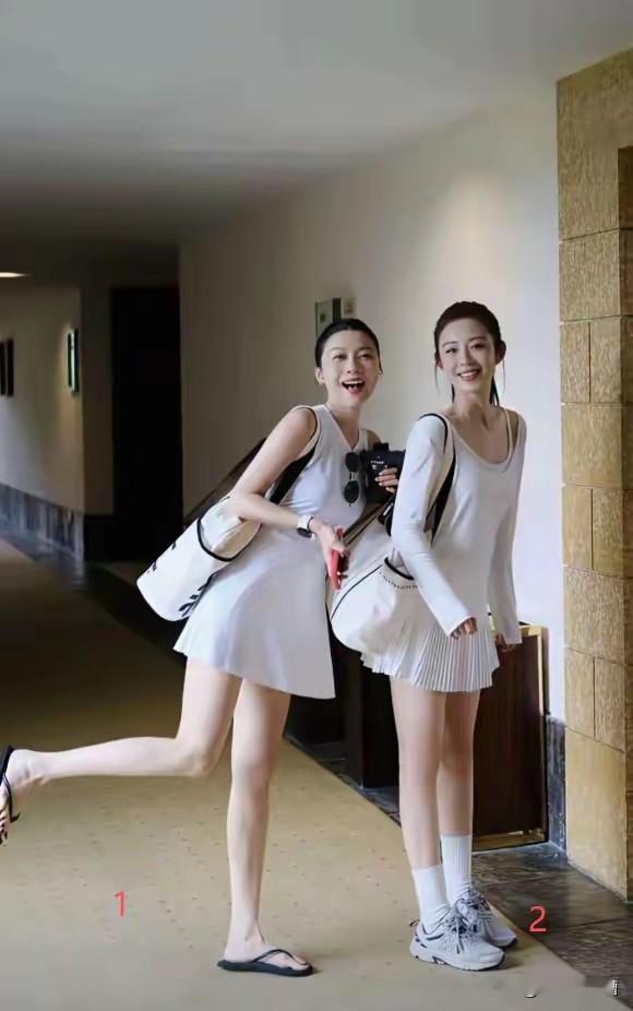 母女站在一块，你们觉得哪个是女儿？