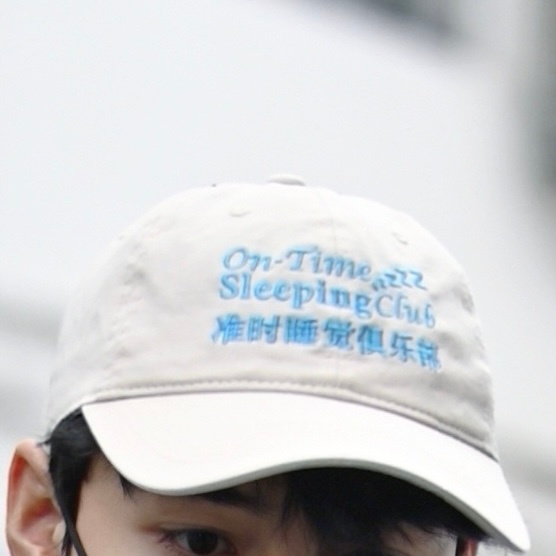 头顶弹幕又更新了👇🏻啊啊啊啊啊啊啊啊啊啊准时睡觉俱乐部🤣 