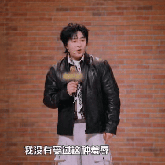 最适合摸鱼看的综艺来了不好笑就露宿街头 这综艺的设定有点意思：讲不出笑点就睡大街