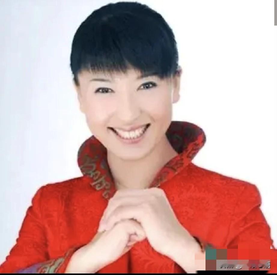 全网讨伐闫学晶，可闫学晶大年三十，还是如期而至给全国人民拜年。
哭了一次穷，让全