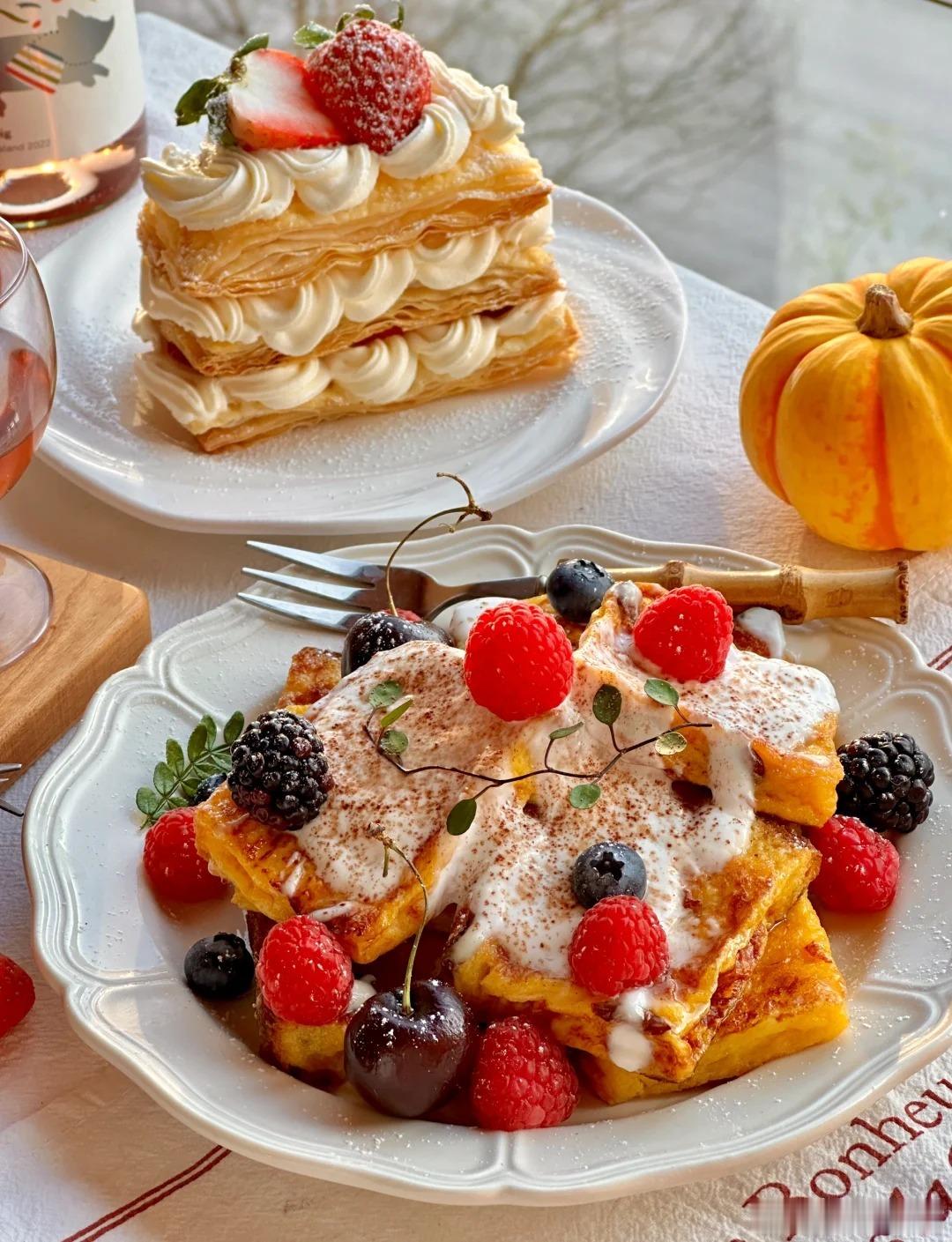 ☀️今日下午茶brunch：『莓果法式吐司』🍞🍇『草莓拿破仑』🥧🍓『番茄