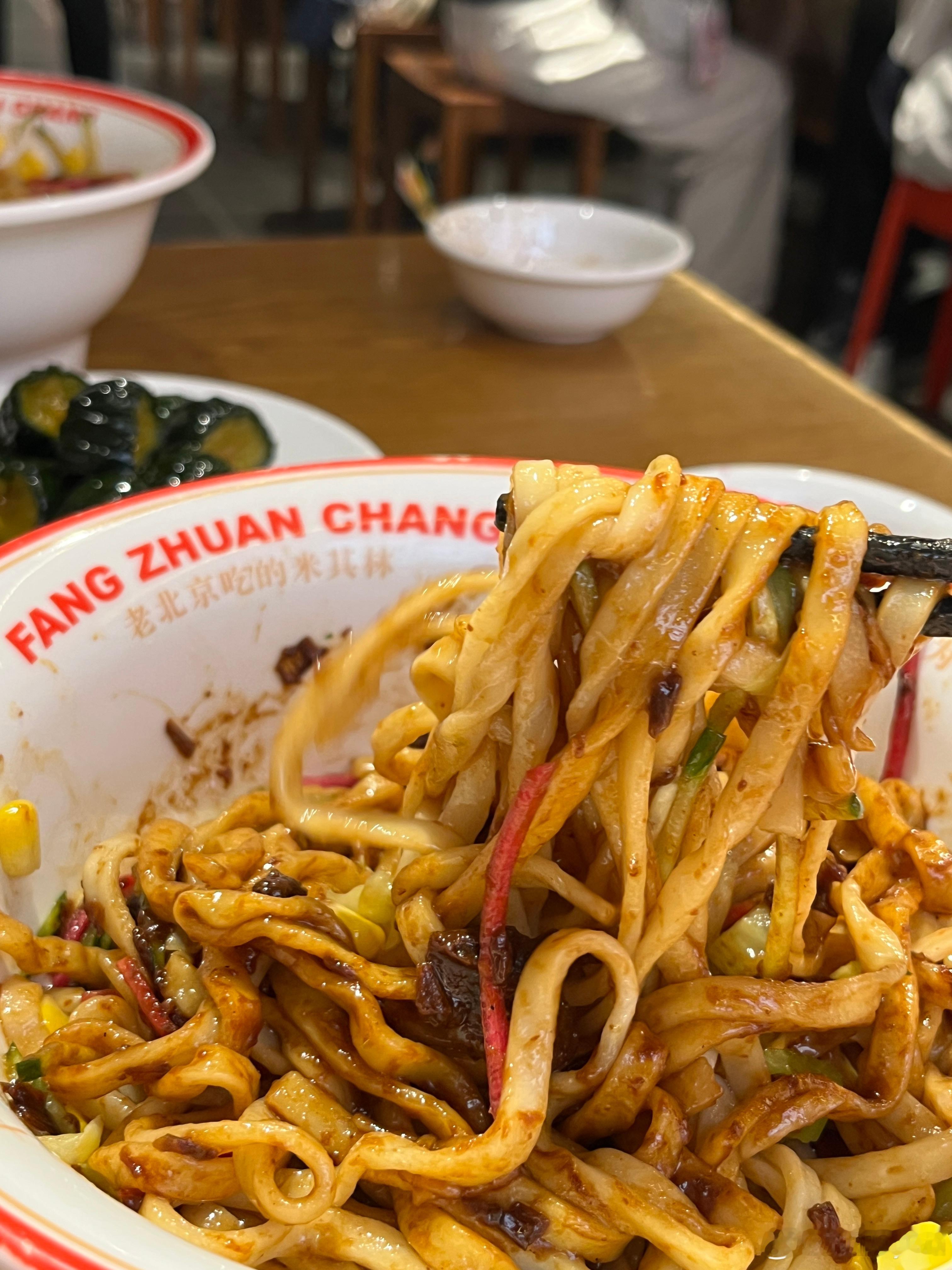 北京，周一，雍和宫，人满为患。还好我只是路过。实际上是约了网友姐妹见面谈合作。来