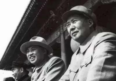 1976年9月9日，伟大领袖毛主席与世长辞。如何让人民瞻仰并送别主席，成为了当时