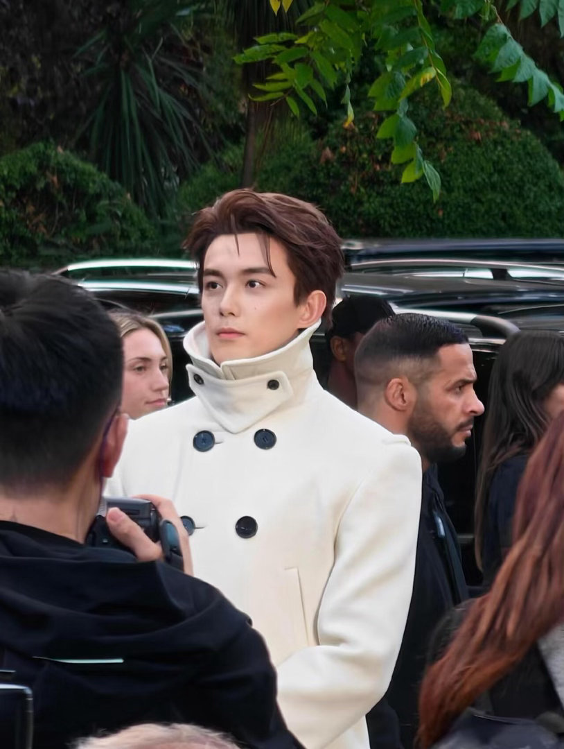 吴磊四套减三套帅的有一套 吴磊这身白色双排扣风衣是来收命的吧，宽肩窄腰大长腿全占