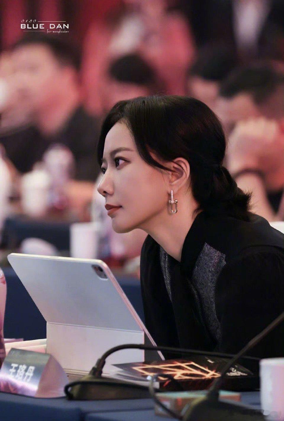 有一说一，王珞丹现在状态真的好好！简单的盘发、黑色素高领毛衣，但穿出了完全高级的