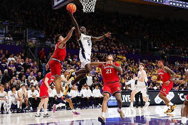 华盛顿大学坐镇主场以91比74战胜了俄亥俄州立大学。本场比赛后，华盛顿大学的战绩