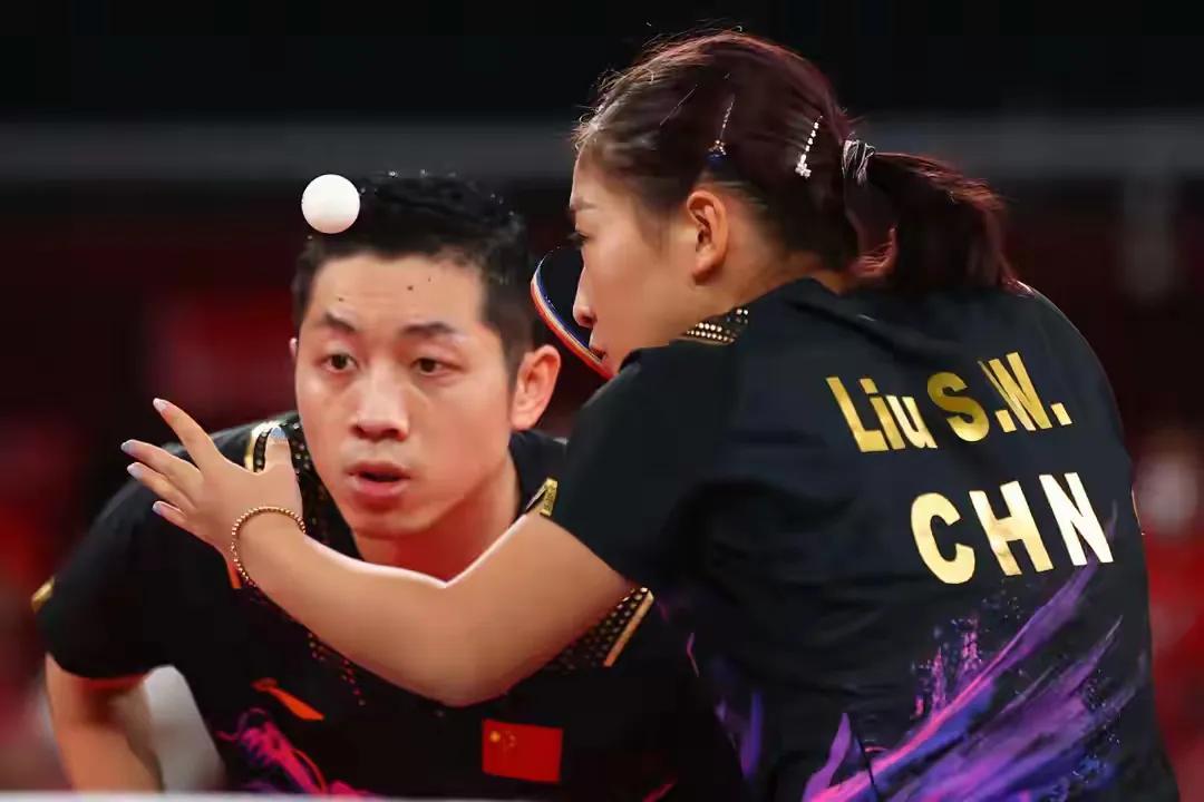 重温东京奥运会混双比赛，中国组合许昕和刘诗雯输给了日本组合水谷隼和伊藤美诚，拿了