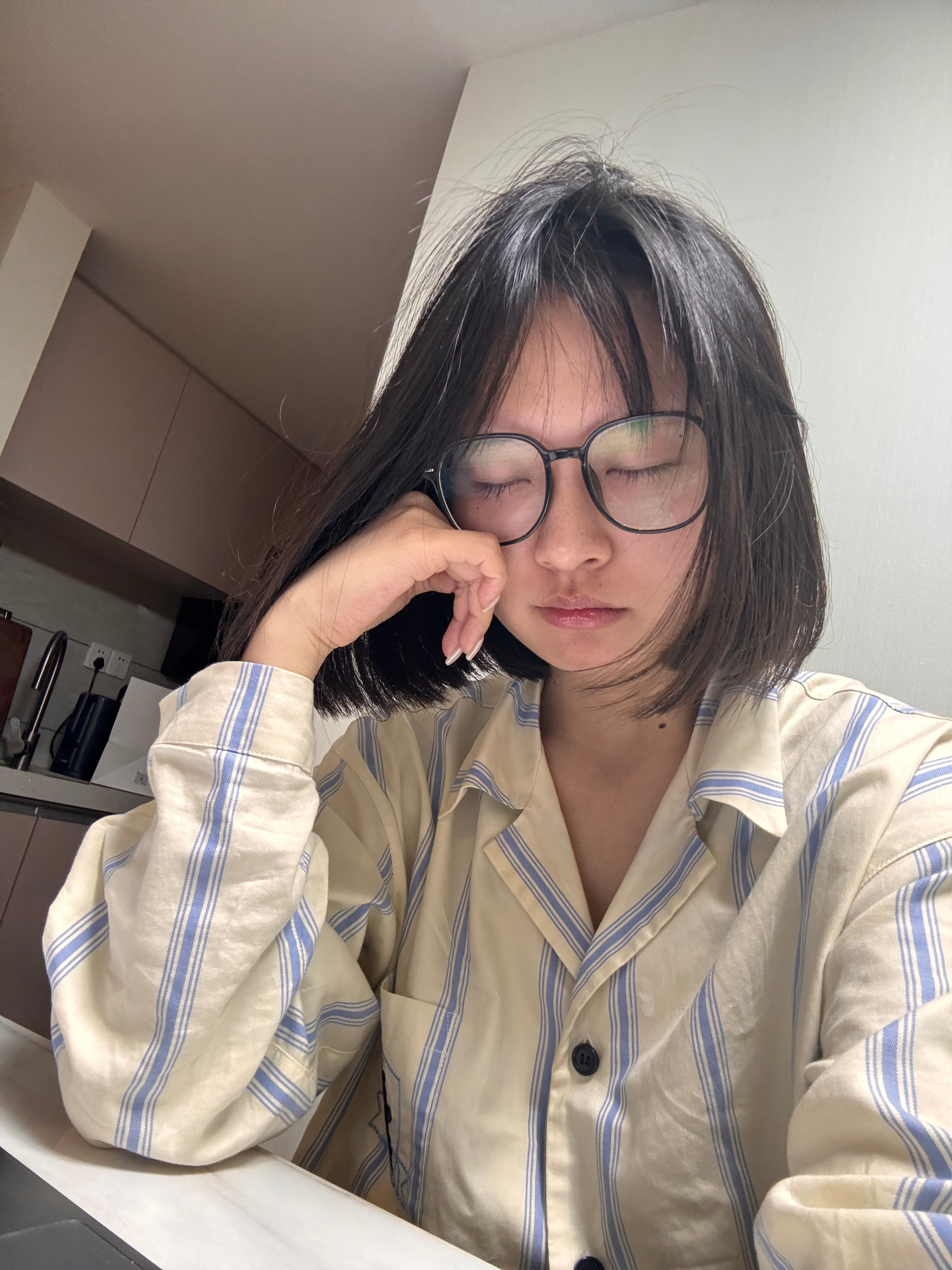 此刻 和我亲爱的704同学们狠狠共情 老师以前的确不该布置这么多作业的 ​​​
