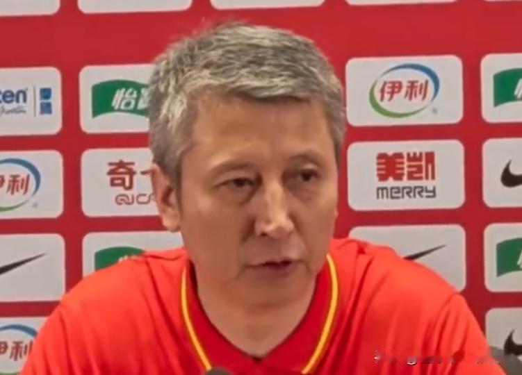 男篮输球赛后多方发声！郭士强指出四大短板，赵继伟批个人单打，业内记者旁观者清，篮