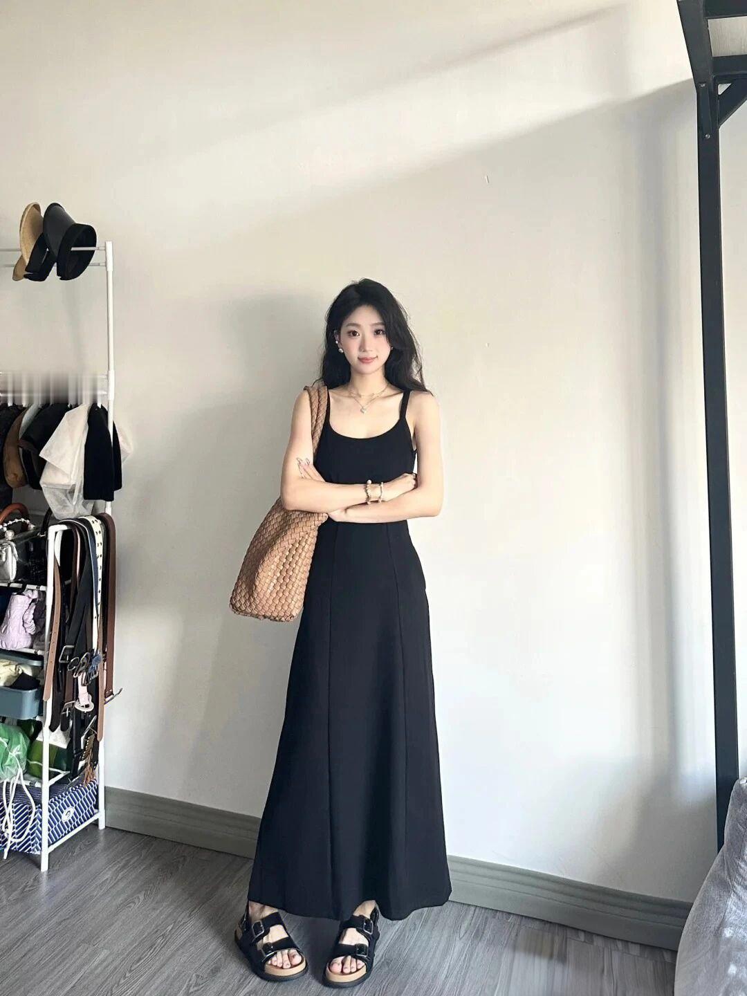 简约优雅，黑色长裙搭配草编包，轻松出街黑色系带连衣裙
