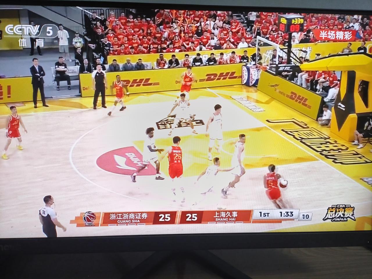 上海男篮半场领先多达8分！看来今天可以拿到冠军点了！3-0应该没有悬念了！从比赛
