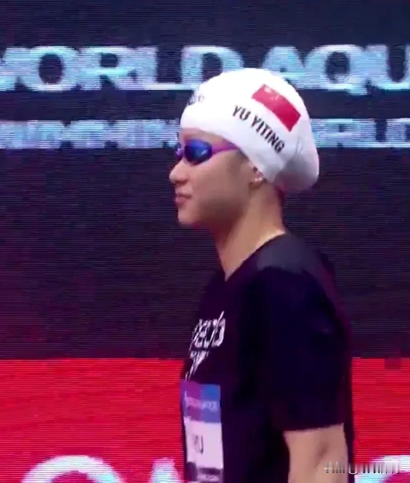 世界泳联游泳世界杯新加坡站
女子100米混合泳决赛，余依婷以57”44获得银牌。