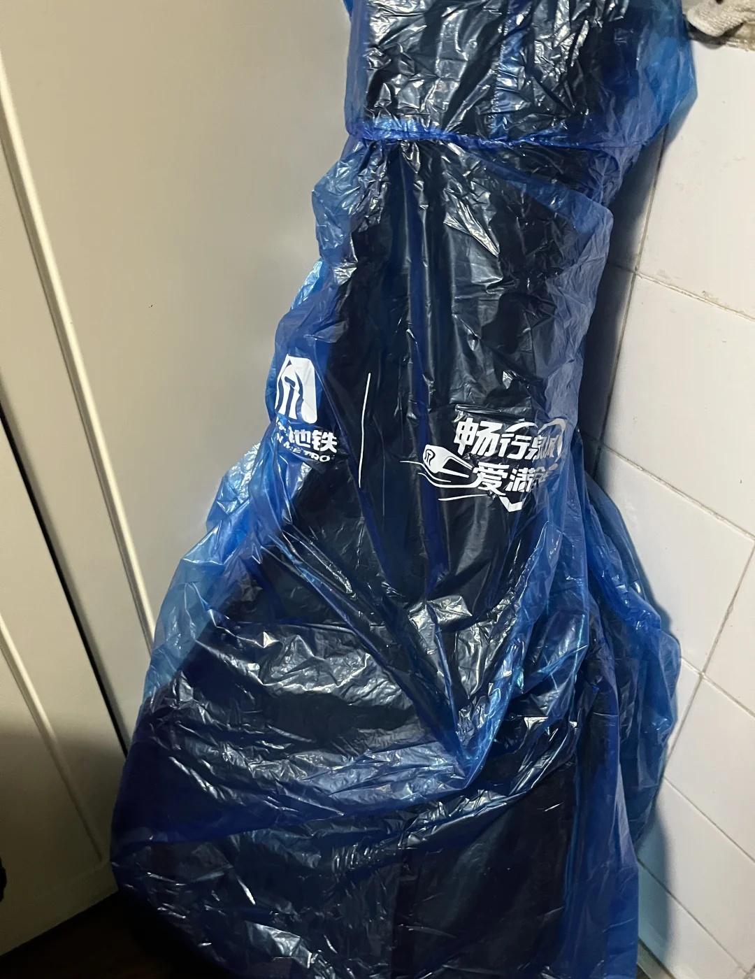 大赞济南地铁
大赞济南地铁   面对突如其来的瓢泼大雨茫然无措的我   工作人员