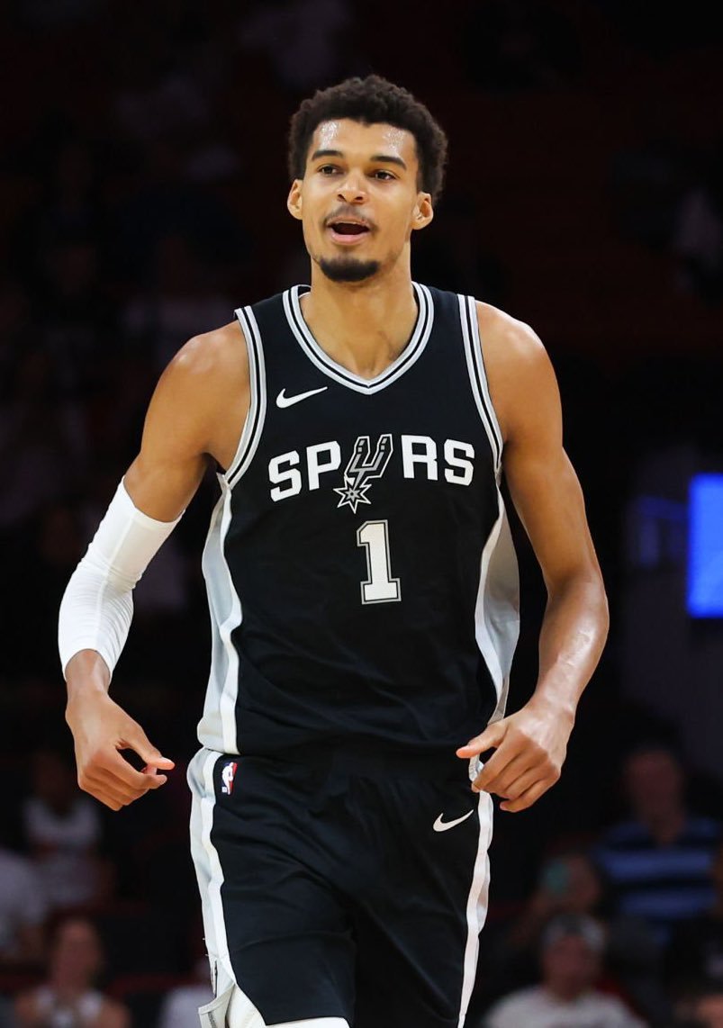 ESPN评赛季百大把文班放到了第11位——作为二年级身高当然已经极为特别相当出色