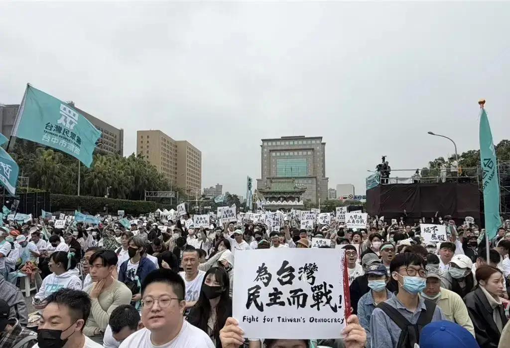 台湾太热闹，民众党自救开始！
刚刚，台湾民众党全部党员踊到了凯达格兰大道，进行抗