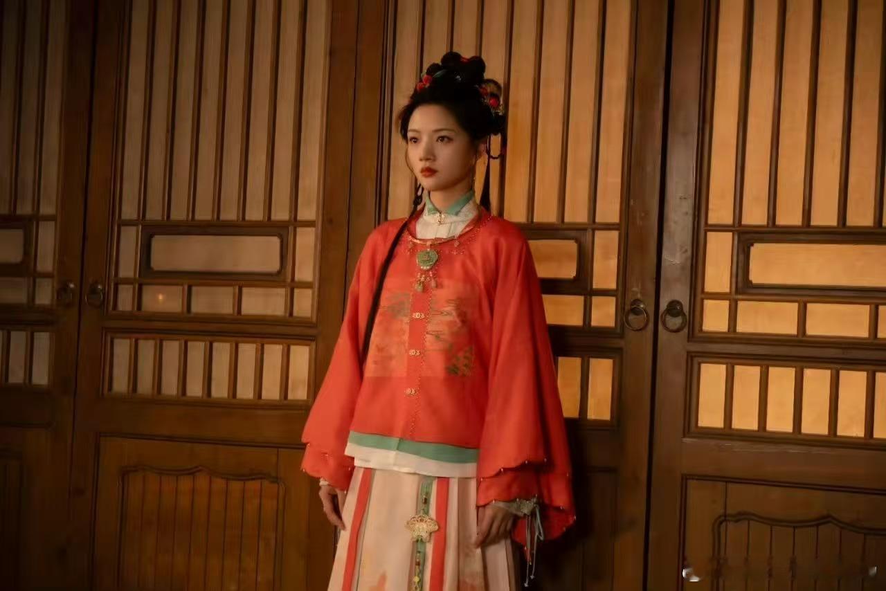 大家都听任敏的及笄那晚她烧掉的不是房子，是等别人来爱的幻想，从今往后，她只做自己