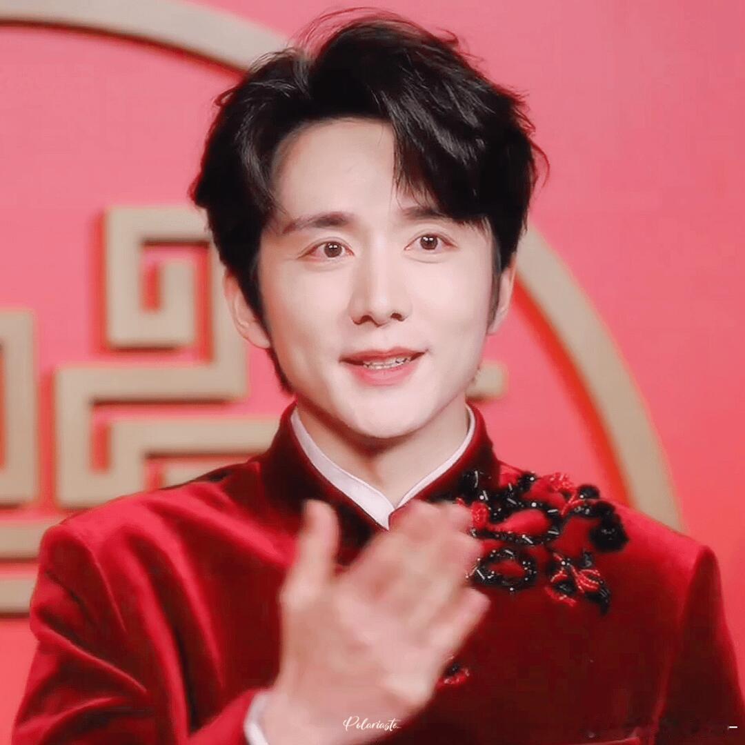  张新成和春晚机器人握手了 后台捕捉到超可爱的张新成！本哥居然和春晚机器人握上手