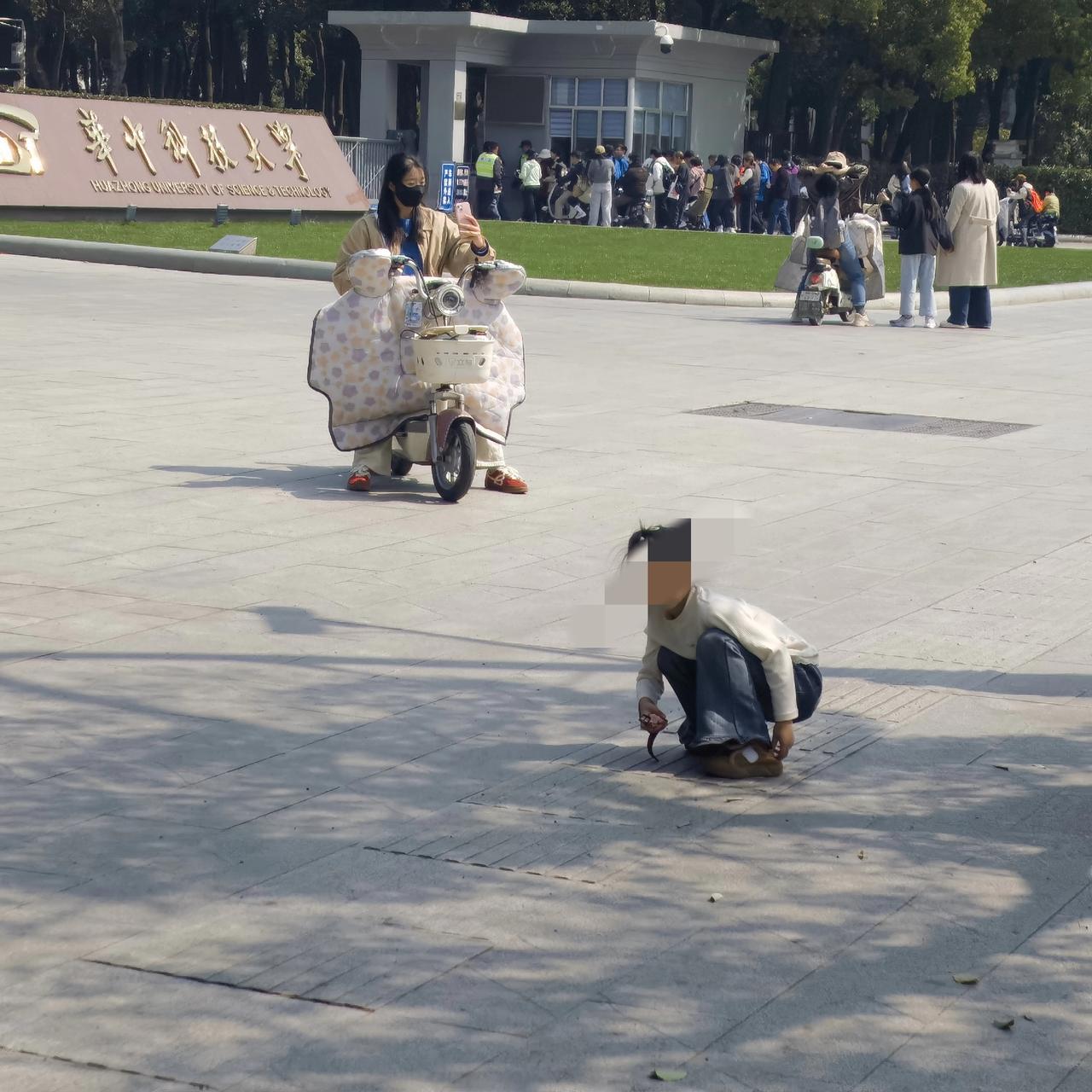 春天的华科也是游人如织，看看这排队进门的人们，也是堪比武大了！