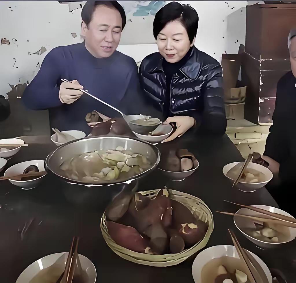 这是2018年许家印回老家吃忆苦饭时的照片，一桌子红薯。不知道他在监狱里面也能享