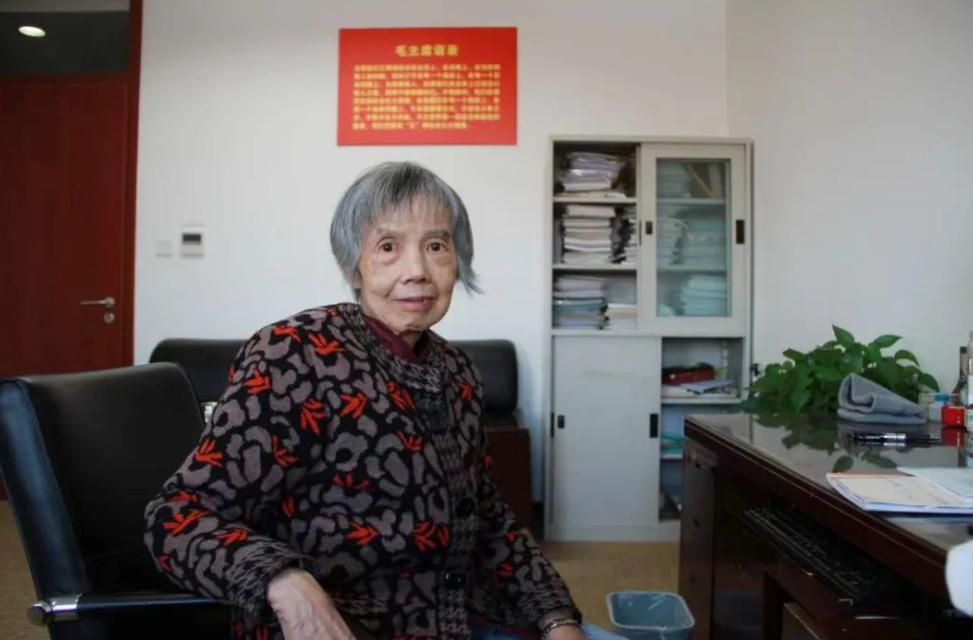 美国人怎么也不会想到，最终打破芯片技术壁垒的，竟然是一位年过八旬头发花白的老太太