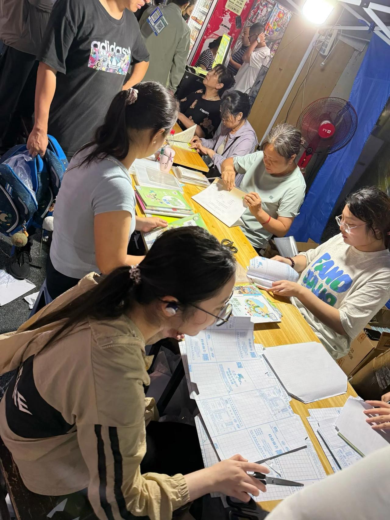 开学的味道，怎么就变了

明天新学期正式开始，文具店却提前热闹起来了。

昨天我