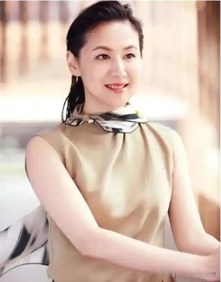 大家还记得这一位曾经的东方卫视第一美女吗？早年她颜值高，现在老了是气质好，穿着杏