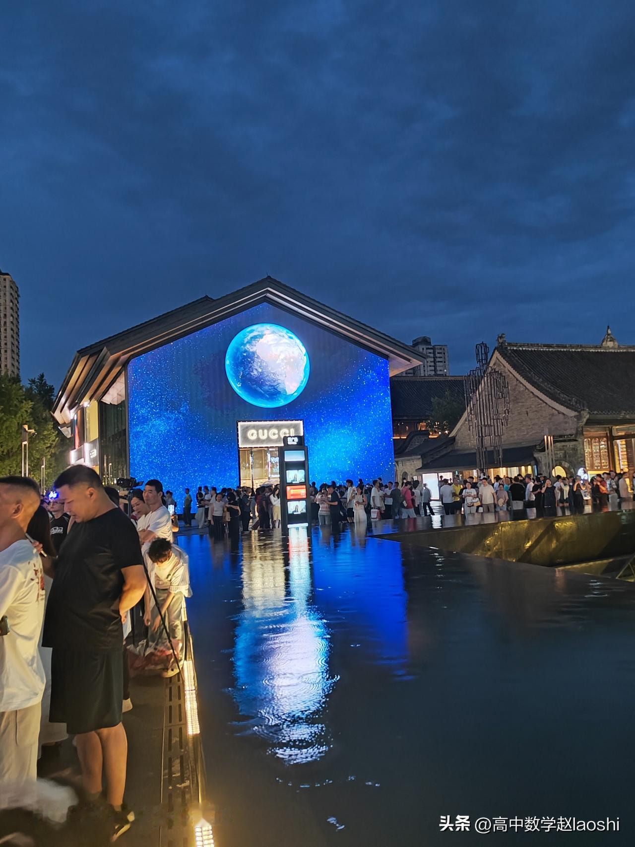 我高中的时候通常在晚上22：00左右回宿舍睡觉，6：00左右起床！
      