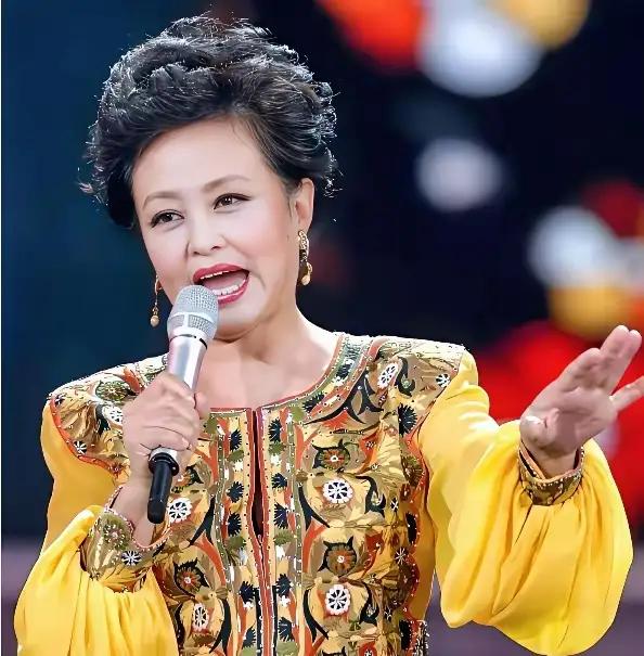 当年，歌唱家朱明瑛与丈夫王明琦和平离婚，谁能想到王明琦转身娶了朱明瑛亲妹妹的小姑