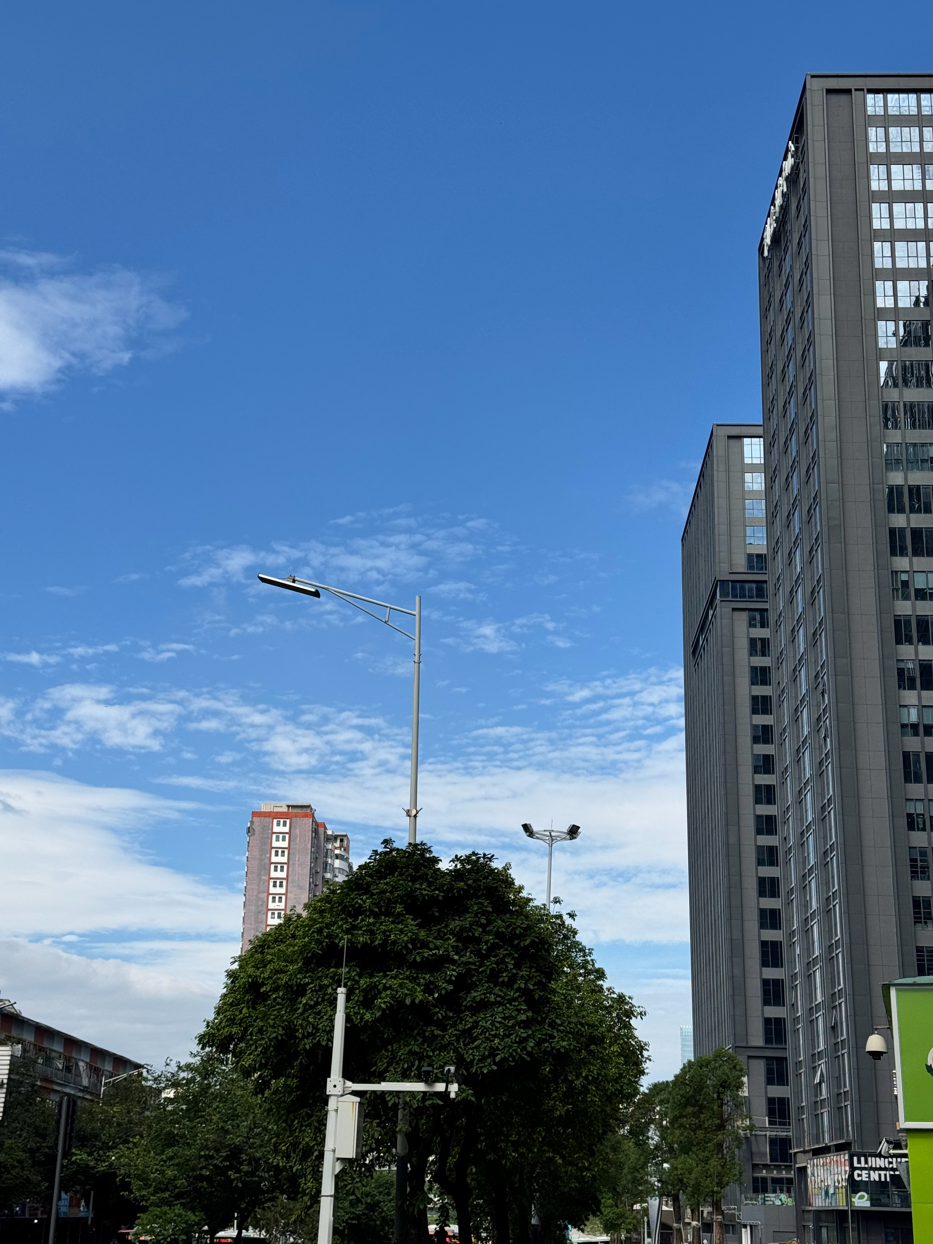 深圳目前蓝天白云，一切正常风王桦加沙体型比广东省还大广东或大范围停工 ​​​