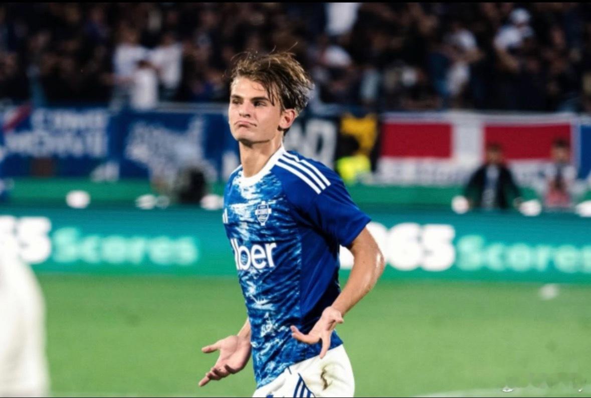 11月21日讯 今天据《阿斯报》报道，科莫小将尼科·帕斯在本赛季继续表现出色，得