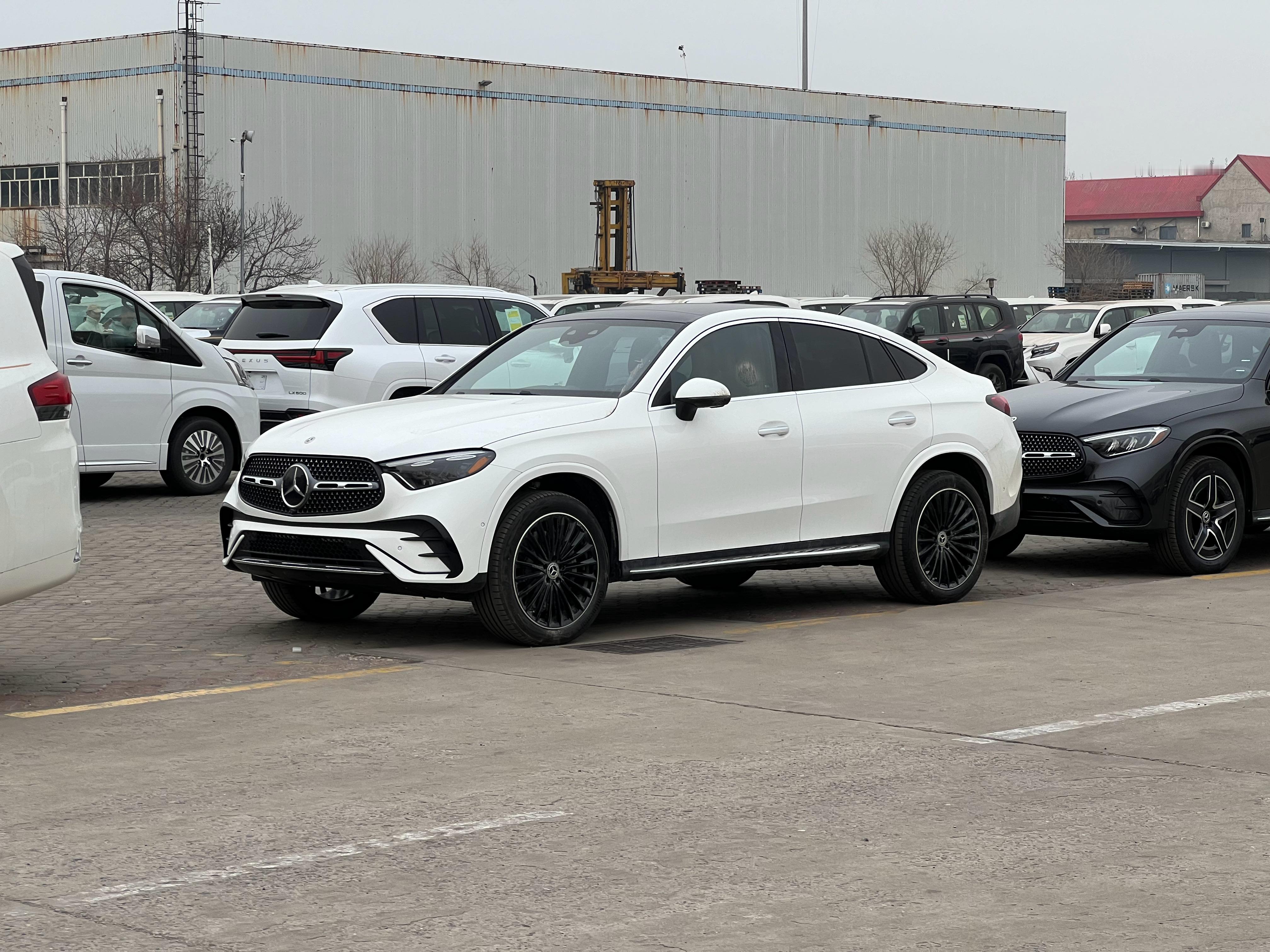 港口最近老能看到一些奇奇怪怪的车，之前的X6， 50i，还有上次的卡宴coupe