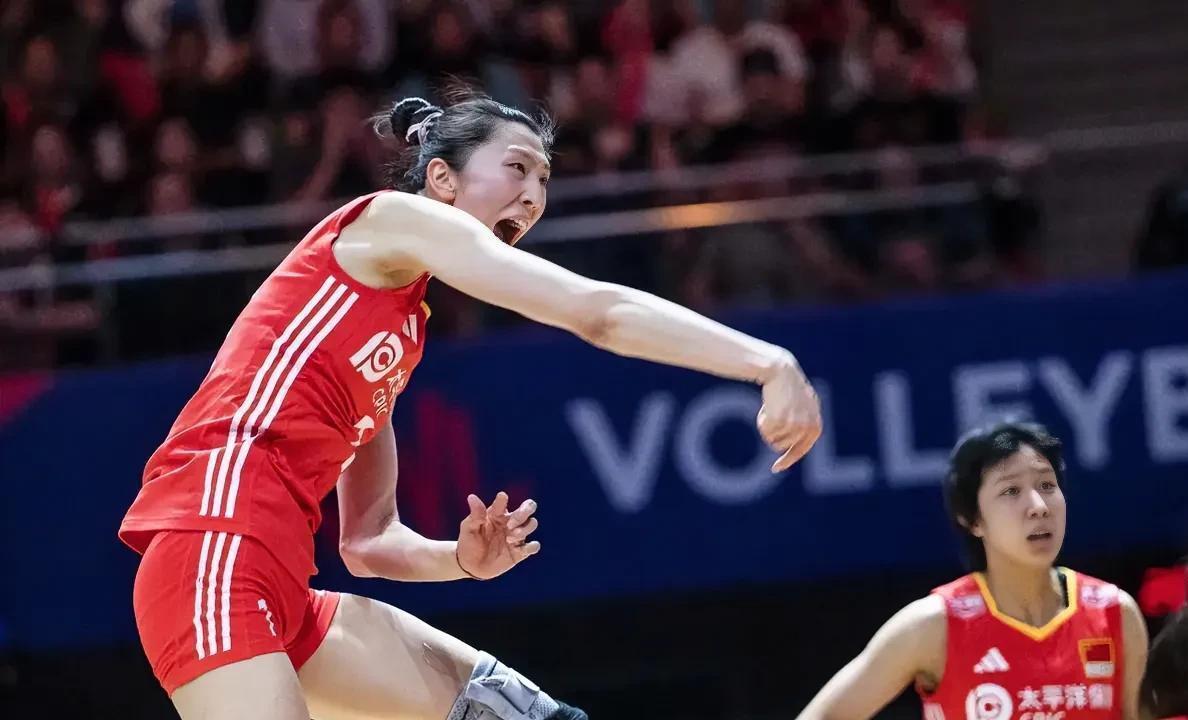 2026 年女排亚锦赛第二比赛日（8 月 22 日）共有三场小组赛，中国女排迎来
