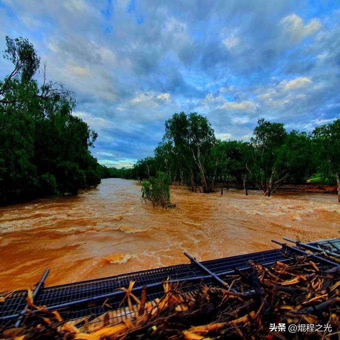 国际关注｜洪水19米高鳄鱼上街，澳洲北领地陷双重险境！

2026年3月16日，